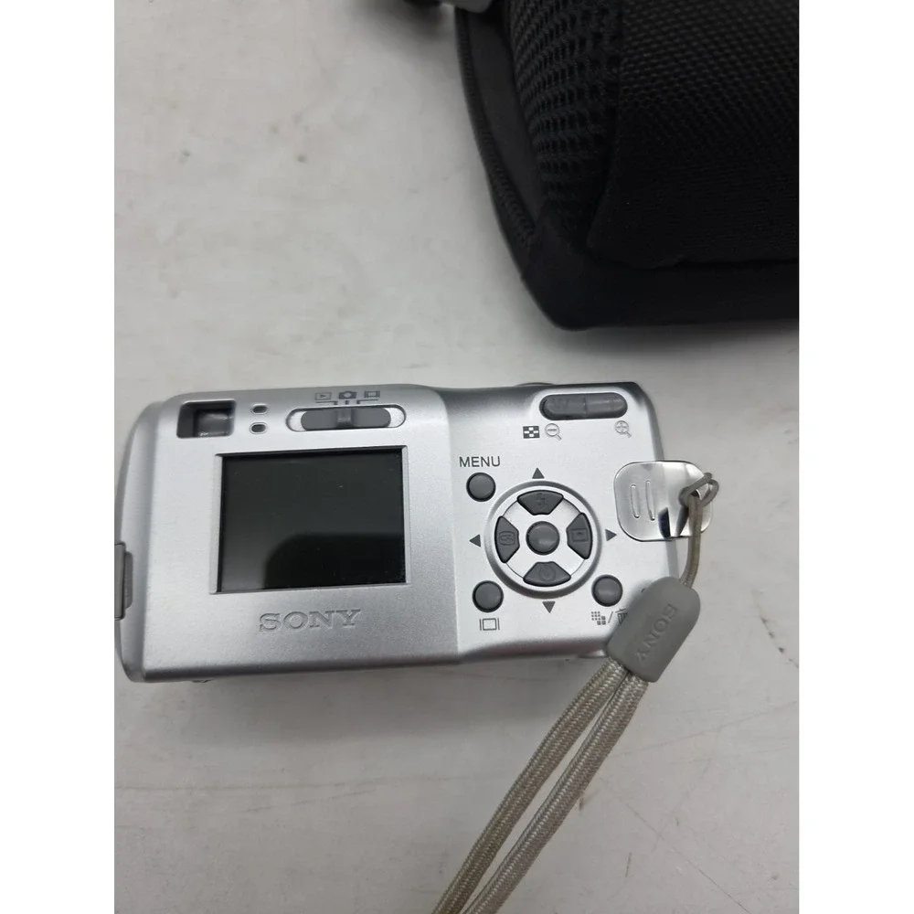 Sony Cybershot DSC-S40 4.1mp Compact Digital Camera w/ SD Card and Case, WORKS